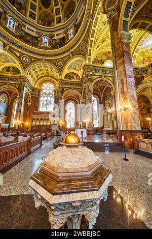 Innenraum der großen Kirche mit verzierter Kanzel und Fresken, niedrige Perspektive Stockfoto