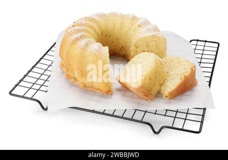 Kühlregal mit frisch gebackenem Biskuitkuchen isoliert auf weiß Stockfoto