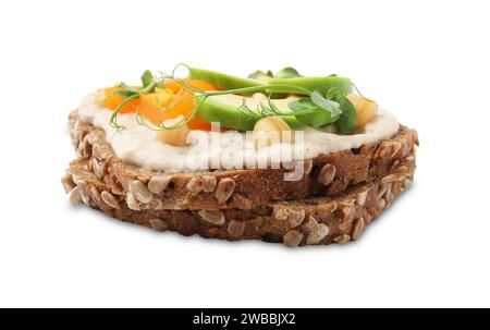 Leckeres veganes Sandwich mit Avocado, Kichererbsen und Paprika isoliert auf weiß Stockfoto