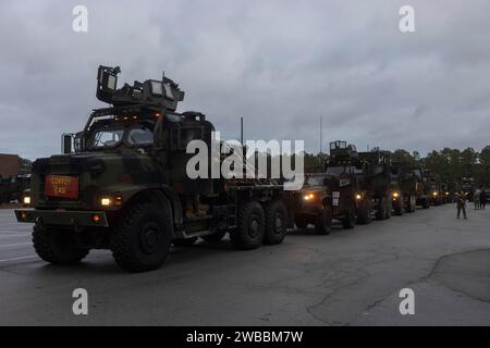 Die U.S. Marines mit dem Kampflogistik-Bataillon 24, 24. Marine Expeditionary Unit (MEU), führen einen Konvoi von Camp Lejeune, North Carolina, nach Fort Barfoot, Virginia, um Realistic Urban Training (RUT) Übung am 7. Januar 2024 durchzuführen. Die RUT bietet der 24. MEU die Möglichkeit, in ungewohnten Umgebungen zu arbeiten, die Einheiten der Marine Air Ground Task Force zu integrieren und darauf hinzuarbeiten, dass sie als Sonderbetrieb zertifiziert werden können. (Foto des U.S. Marine Corps von Lance CPL. John Allen) Stockfoto