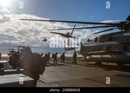 US-Marines mit Alpha Company, Battalion Landing Team 1/6, 26th Marine Expeditionary Unit (Special Operations Capable), besteigen einen CH-53E Super Hengst während eines amphibischen Angriffs im Rahmen von Odyssey Encore, Volos, Griechenland, 8. Januar 2024. Die Fortbildung der Marine Air-Ground Task Force der 26th Marine Expeditionary Unit (Special Operations Capable) verbessert die Einsatzbereitschaft und die operativen Fähigkeiten als Krisenreaktionstruppe des Tri-Geographic Combatant Command und der Joint Staff Sofortreaktionstruppe. Die Bataan Amphibious Ready Group, mit der an Bord befindlichen 26. Marine Expeditionary Unit (Special OP Stockfoto