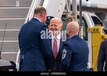 US-Präsident Joe Biden trifft auf US-Oberst Michael Freeman (links) und Chief Master Sgt. David Snarr (rechts), 628th Air Base Wing und Joint Base Charleston Commander und Command Chief, nachdem er am 8. Januar 2024 von Bord der Air Force One in der Joint Base Charleston, South Carolina, ausgestiegen ist. Dieser Besuch setzt die langjährige Tradition von JB Charleston fort, die höchsten Büros unserer Nation mit unerschütterlichen Kommentaren und Exzellenz zu unterstützen. (Foto der U.S. Air Force von Tech. Sgt. Alex Fox Echols III) Stockfoto