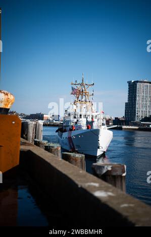 USCGC Melvin Bell (WPC 1155) bereitete sich am 3. Januar 2024 in Boston, Massachusetts, vor. Die Melvin Bell ist nach dem Master Chief Petty Officer Melvin Keahola Bell Sr. Benannt, einem Elektroniktechniker, der während des Zweiten Weltkriegs diente und sich in den Ruhestand setzte, um Beamte in der Küstenwache und der US Navy zu arbeiten. (Foto der US-Küstenwache von Petty Officer 2nd Class Diolanda Caballero) Stockfoto