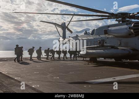 US-Marines der 26. Marine Expeditionary Unit (Special Operations Capable) besteigen einen CH-53E Super Hengst während eines amphibischen Angriffs im Rahmen der 26. MEU(SOC) Übung „Odyssey Encore“, Volos, Griechenland, 8. Januar 2024. Die 26. Marineexpeditionseinheit (Special Operations Capable) Marineflugzeug-Task Force zur Erhaltung der Bereitschaft der Marine Air-Ground Task Force verbessert die operativen Fähigkeiten der Einheit als Krisenreaktionstruppe des Tri-Geographic Combatant Command und als Gemeinsame Stabsreaktionstruppe zur sofortigen Eingreiftruppe. Die Bataan Amphibious Ready Group, mit der an Bord befindlichen 26. Marine Expeditionary Unit (Special Operati) Stockfoto