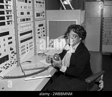 Mary Jackson, die erste afroamerikanische Ingenieurin der NASA, sitzendes Porträt, NASA Langley Research Center, Hampton, Virginia, USA, Bob Nye für die NASA, 1980 Stockfoto