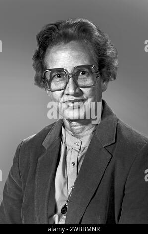 Katherine Johnson, Mathematikerin der NASA, deren Berechnungen der Orbitalmechanik entscheidend für den Erfolg der ersten und nachfolgenden US-bemannten Raumflüge waren, Kopf- und Schulterporträt, NASA Langley Research Center, Bob Nye für die NASA, 1980 Stockfoto