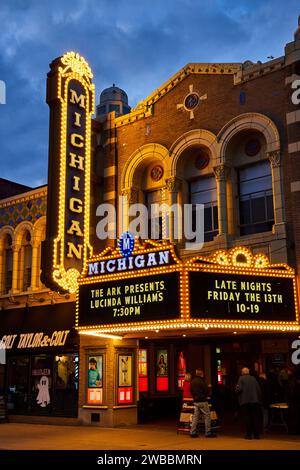 Michigan Theater Marquee bei Dämmerung, Ann Arbor Street Scene Stockfoto