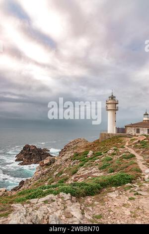 Wunderschöner Leuchtturm der Route der Leuchttürme an der Costa de la Muerte in Galicien, Spanien. Stockfoto