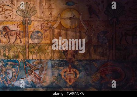 Altägyptische Stier- und Falkenhieroglyphen im Dunkeln Licht Stockfoto