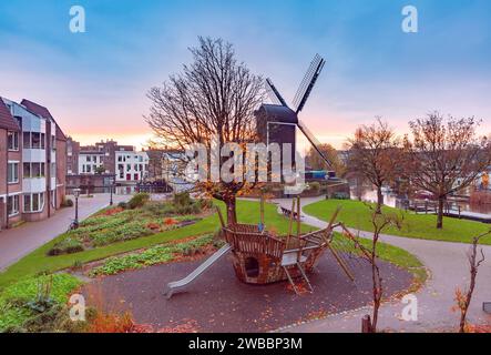 De put Windmühle bei Sonnenaufgang, Leiden, Südholland, Niederlande Stockfoto