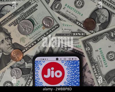 Bayern, Deutschland - 10. Januar 2024: In dieser Fotoabbildung wird ein Reliance Jio Infocomm Limited Logo auf einem Smartphone mit United States angezeigt Stockfoto