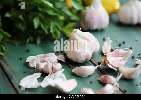 Frische Knoblauchzehen und Zutaten für eine Toum-Sauce oder ein Salatdressing. Großaufnahme-Foto mit selektivem Fokus und unscharfem Hintergrund. Stockfoto