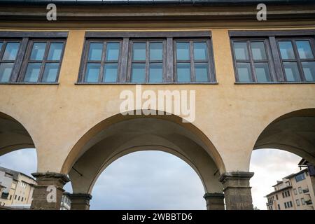 Der Vasari-Korridor auf der Ponte Vecchio-Brücke in Florenz, Italien Stockfoto