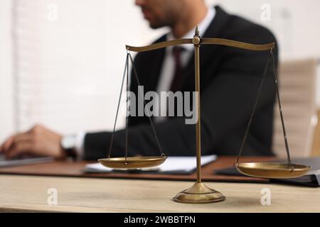 Anwalt arbeitet am Tisch im Büro, konzentriert sich auf die Maßstäbe der Gerechtigkeit Stockfoto