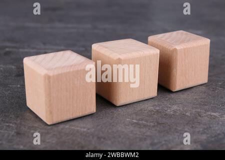 Internationale Organisation für Normung. Würfel mit der Abkürzung ISO auf grauem texturiertem Tisch, Großansicht Stockfoto