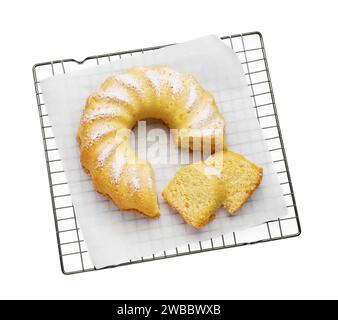 Kühlregal mit frisch gebackenem Biskuitkuchen isoliert auf weiß, Blick von oben Stockfoto