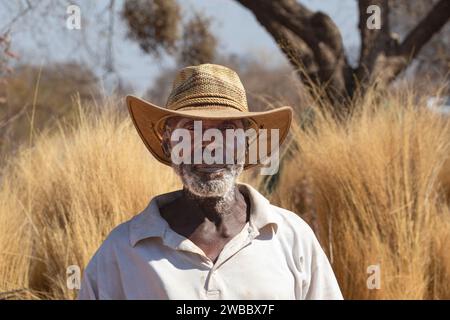 Porträt eines afroamerikanischen Bauern mit Strohhut auf dem Feld Nahaufnahme Stockfoto