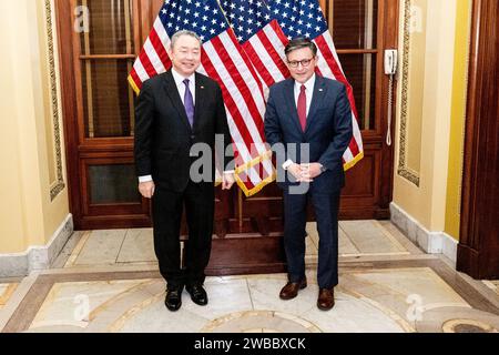Washington, Usa. Januar 2024. Alexander Yui, Taiwans Repräsentant in den Vereinigten Staaten, und Mike Johnson (R-LA) im US-Kapitol. Quelle: SOPA Images Limited/Alamy Live News Stockfoto