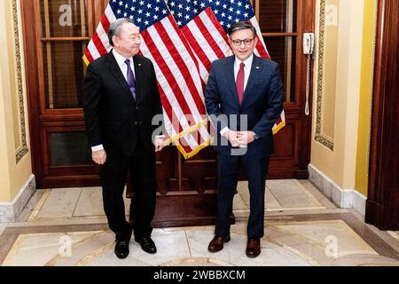Washington, Usa. Januar 2024. Alexander Yui, Taiwans Repräsentant in den Vereinigten Staaten, und Mike Johnson (R-LA) im US-Kapitol. Quelle: SOPA Images Limited/Alamy Live News Stockfoto