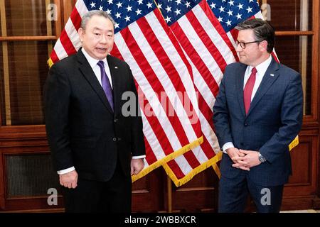 Washington, Usa. Januar 2024. Alexander Yui, Taiwans Repräsentant in den Vereinigten Staaten, und Mike Johnson (R-LA) im US-Kapitol. Quelle: SOPA Images Limited/Alamy Live News Stockfoto