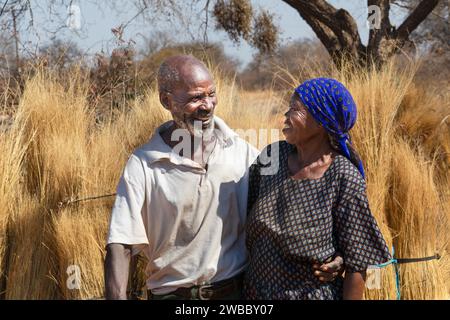 Porträt eines alten verliebten afroamerikanischen Paares aus dem Dorf, das sich glücklich auf dem Bauernhof unterhält, Gras im Hintergrund roh Stockfoto