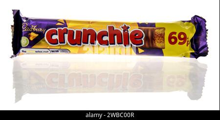 Winneconne, WI - 9. Januar 2024: Ein Paket Cadbury Crunchie-Schokoriegel auf einem isolierten Hintergrund. Stockfoto