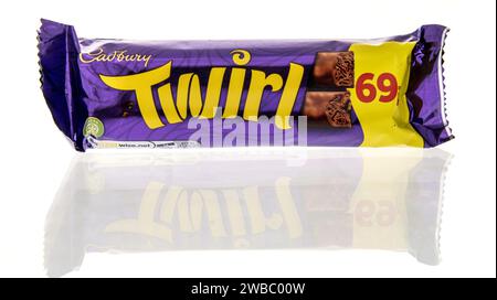 Winneconne, WI - 9. Januar 2024: Ein Paket mit Cadbury Twirl Schokoriegel auf einem isolierten Hintergrund. Stockfoto