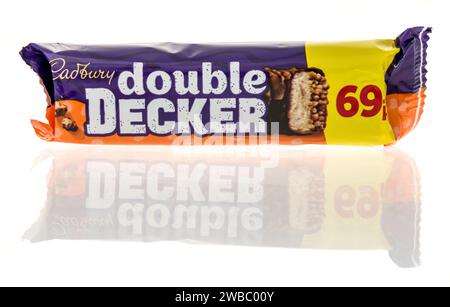 Winneconne, WI - 9. Januar 2024: Ein Paket von Cadbury Doppeldecker-Schokoriegel auf einem isolierten Hintergrund. Stockfoto