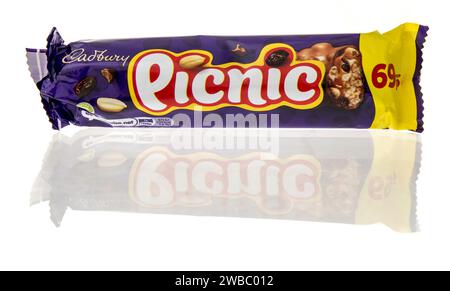 Winneconne, WI - 9. Januar 2024: Ein Paket von Cadbury Picknick-Schokoriegel auf einem isolierten Hintergrund. Stockfoto