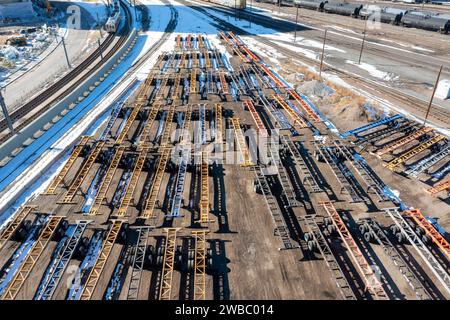 Denver, Colorado – das intermodale Terminal der Union Pacific Railroad, wo Container zwischen Zügen und Lkws umgestellt werden. Behälter Cha Stockfoto