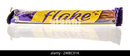 Winneconne, WI - 9. Januar 2024: Ein Paket mit Cadbury Flake Schokoriegel auf einem isolierten Hintergrund. Stockfoto