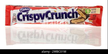 Winneconne, WI - 9. Januar 2024: Ein Paket Cadbury Crispy Crunch Schokoriegel auf einem isolierten Hintergrund. Stockfoto