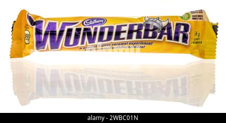 Winneconne, WI - 9. Januar 2024: Ein Paket mit Cadbury Wunderbar Schokoriegel auf einem isolierten Hintergrund. Stockfoto