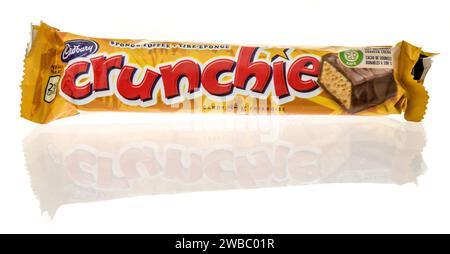 Winneconne, WI - 9. Januar 2024: Ein Paket von Cadbury Crunchie Schokoriegel auf einem isolierten Hintergrund. Stockfoto