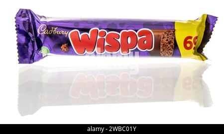 Winneconne, WI - 9. Januar 2024: Ein Paket von Cadbury Wispa Schokoriegel auf einem isolierten Hintergrund. Stockfoto