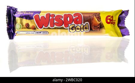 Winneconne, WI - 9. Januar 2024: Ein Paket mit Cadbury Wispa Gold-Schokoriegel auf einem isolierten Hintergrund. Stockfoto