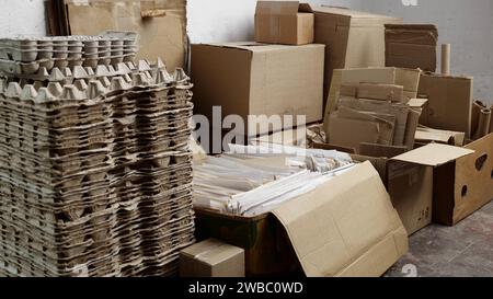 Recycling Von Papier. Sammlung und Sortierung von Altpapier und Pappe zur Weiterleitung an Recyclingeinrichtungen Stockfoto