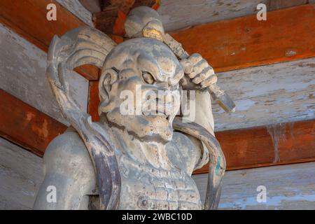 Kyoto, Japan – März 31 2023: NIO, zornvolle und muskulöse Wächter des Buddha, stehen am Tor des Ninnaji-Tempels Wache Stockfoto