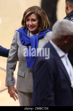 Washington, DC, USA. Januar 2024. Nancy Pelosi wurde beim NCAA-Spiel der Georgetown vs. Seton Hall Männer gesehen, bei dem Georgetown Alumni geehrt wurden, einschließlich Pelosi in der Capital One Arena in Washington, DC am 9. Januar 2024. Quelle: Mpi34/Media Punch/Alamy Live News Stockfoto