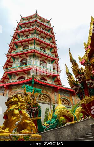 Kanchanaburi, Thailand, Wat Tham Khao Noi und Wat Tham Suea, chinesische und thailändische Tempel in der Provinz Kanchanaburi Stockfoto