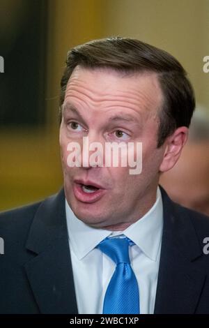 Der US-Senator Chris Murphy (Demokrat von Connecticut) hält am Dienstag, den 9. Januar 2024, auf der Pressekonferenz der Demokraten im Ohio Clock Corridor im Kapitol der Vereinigten Staaten in Washington, DC. Quelle: Stange Lamkey/CNP Stockfoto