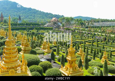 Nongnooch Garden Pattaya Thailand, 10. Oktober 2020, großer öffentlicher Park Lao Chaeng, Touristenattraktionen in Thailand, Reisen in Thailand, Goldener Tempel. Stockfoto