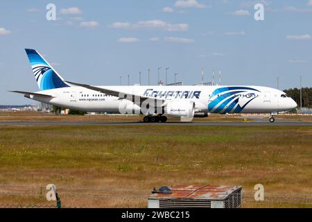 Eine Egypt Air Boeing 787-9 Dreamliner, die vom Flughafen Frankfurt abhebt. Der ägyptische Dreamliner hat 309 Sitze: 30 in der Business-Klasse und 279 in der Economy. Stockfoto