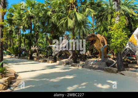 PATTAYA, THAILAND - 3. Juni 2020 : Dinosaurier im großen Steingarten, verschiedene Baumarten und tropische Gärten befinden sich in Nong Noouch Tropic Stockfoto