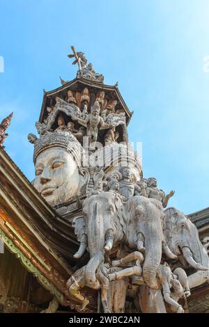 Nahaufnahme auf dem Dach des Heiligtums der Wahrheit, Pattaya, Thailand. Holztempel, breit auf Khmer-Architektur, ausgestellt in einem ruhigen, zeitlosen setti Stockfoto