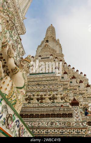 Wat Arun Tempel in Bangkok Thailand. Dekorelemente Wat Arun gehört zu den bekanntesten Wahrzeichen Thailands. Tempel der Morgenröte berühmtes Touristenziel in B Stockfoto