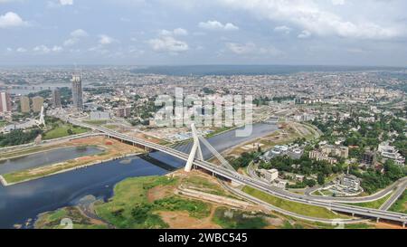 Abidjan. Januar 2024. Dieses Luftbild, aufgenommen am 9. Januar 2024, zeigt einen Blick auf die Cocody Bridge in Abidjan, Cote d'Ivoire. Die Cocody Bridge in der Wirtschaftshauptstadt der Elfenbeinküste Abidjan mit einer Gesamtlänge von etwa 1,63 Kilometern wurde von der China Road and Bridge Corporation gebaut. Als Projekt zur Verbesserung der Lebensgrundlage der Menschen verringert die Cocody Bridge effektiv die Verkehrsstaus im Stadtzentrum von Abidjan und unterstützt die Modernisierung und Renovierung des Verkehrs. Quelle: Han Xu/Xinhua/Alamy Live News Stockfoto