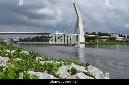 Abidjan. Januar 2024. Dieses Foto vom 9. Januar 2024 zeigt einen Blick auf die Cocody Bridge in Abidjan, Cote d'Ivoire. Die Cocody Bridge in der Wirtschaftshauptstadt der Elfenbeinküste Abidjan mit einer Gesamtlänge von etwa 1,63 Kilometern wurde von der China Road and Bridge Corporation gebaut. Als Projekt zur Verbesserung der Lebensgrundlage der Menschen verringert die Cocody Bridge effektiv die Verkehrsstaus im Stadtzentrum von Abidjan und unterstützt die Modernisierung und Renovierung des Verkehrs. Quelle: Han Xu/Xinhua/Alamy Live News Stockfoto