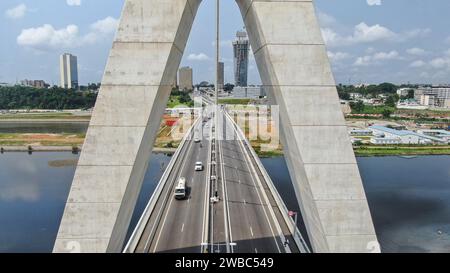 Abidjan. Januar 2024. Dieses Luftbild, aufgenommen am 9. Januar 2024, zeigt einen Blick auf die Cocody Bridge in Abidjan, Cote d'Ivoire. Die Cocody Bridge in der Wirtschaftshauptstadt der Elfenbeinküste Abidjan mit einer Gesamtlänge von etwa 1,63 Kilometern wurde von der China Road and Bridge Corporation gebaut. Als Projekt zur Verbesserung der Lebensgrundlage der Menschen verringert die Cocody Bridge effektiv die Verkehrsstaus im Stadtzentrum von Abidjan und unterstützt die Modernisierung und Renovierung des Verkehrs. Quelle: Han Xu/Xinhua/Alamy Live News Stockfoto