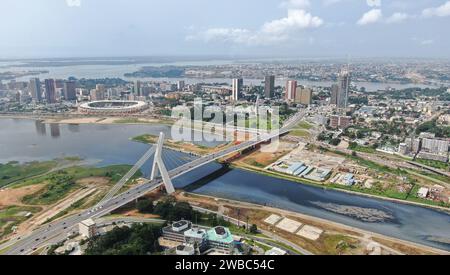 Abidjan. Januar 2024. Dieses Luftbild, aufgenommen am 9. Januar 2024, zeigt einen Blick auf die Cocody Bridge in Abidjan, Cote d'Ivoire. Die Cocody Bridge in der Wirtschaftshauptstadt der Elfenbeinküste Abidjan mit einer Gesamtlänge von etwa 1,63 Kilometern wurde von der China Road and Bridge Corporation gebaut. Als Projekt zur Verbesserung der Lebensgrundlage der Menschen verringert die Cocody Bridge effektiv die Verkehrsstaus im Stadtzentrum von Abidjan und unterstützt die Modernisierung und Renovierung des Verkehrs. Quelle: Han Xu/Xinhua/Alamy Live News Stockfoto